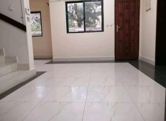 Arrenda se moradia t5+1 no bairro triunfo velho proximo a esquadra