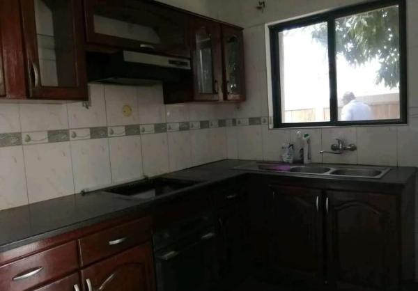 Arrenda se moradia t5+1 no bairro triunfo velho proximo a esquadra