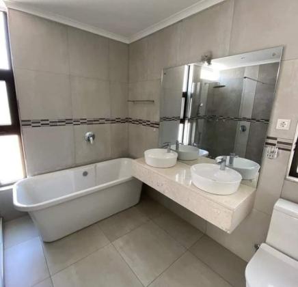 Luxuosa Moradia T4 no Condominio Tulipas