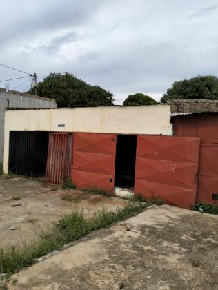 VENDE-SE MINI ARMAZÉM A BERMA DA ESTRADA NO BAIRRO ABEL JAFAR PRÓXIMO AO POSTO POLICIAL ZONA COMERCIAL IDEAL PARA VÁRIOS FINS