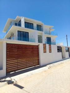 Vende-se está bela Moradia, tipo5 no bairro da costa do sol triunfo 2