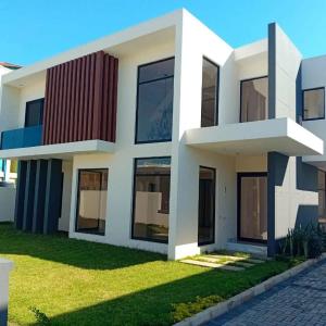 Vende-se está Moradia, tipo4 no bairro da costa do sol Dona Alice