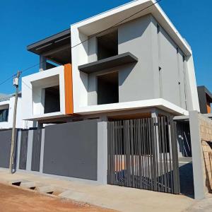 Vende-se estas moradias geminadas, tipo4 inacabadas no bairro da costa do sol