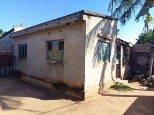 Vende-se está Ruína, tipo3 no bairro de laulane muito próximo ao governo