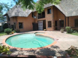 Vende-se está vivenda, tipo6 no bairro da Sommershield