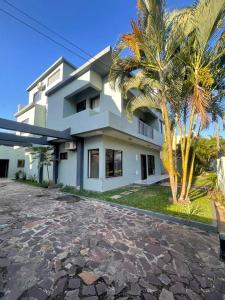 Vende-se Moradia Triplex, tipo5 no bairro da costa do sol triunfo 1