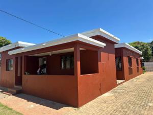 Vende-se está bela vivenda, tipo3 no bairro de Magoanine CMC
