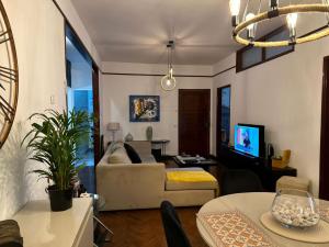 VENDE-SE APARTAMENTO T-3, 1⁰ ANDAR, COZINHA MODERNA EQUIPADA, CLIMATIZADA, NA POLANA PRÓXIMO.AS T