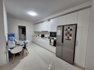 MOBILADS---ARRENDA-SE LUXUOSO APARTAMENTO T-3 DOS GRANDES NO CONDOMÍNIO GOLF RESIDENCE PRÓXIMO A E