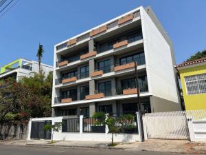 ARRENDA-SE APARTAMENTO T-2 NOVO, SUITE, COZINHA MODERNA EQUIPADA, CLIMATIZADA PRÓXIMO AO JARDIM DOS