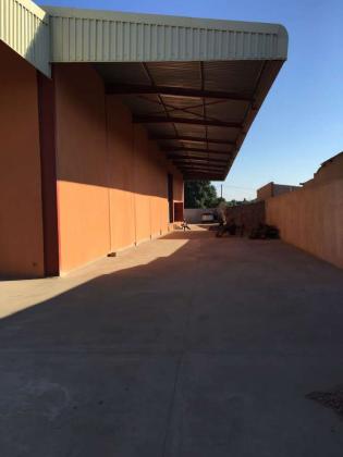 Arrenda-se esse armazém de 1338m² no bairro da Mozal