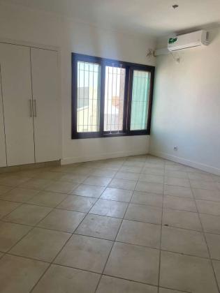 Vende-se Moradia, tipo4 no bairro da costa do sol