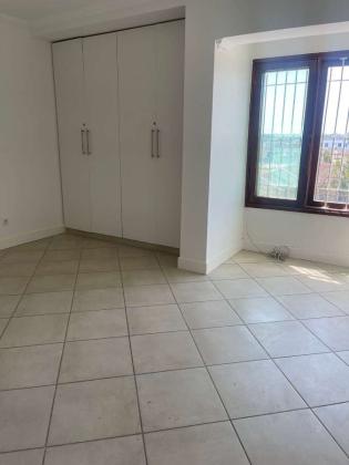 Vende-se Moradia, tipo4 no bairro da costa do sol