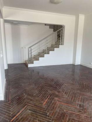 Vende-se Moradia, tipo4 no bairro da costa do sol