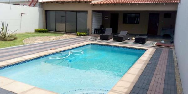 Arrenda-se Moradia Luxuosa, tipo4 no bairro da costa do sol triunfo 2