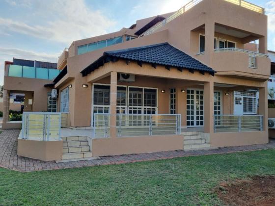 Vendo Moradia T5 de 2 Pisos na Sommerschield 2 Vista à Mar no 2°andar