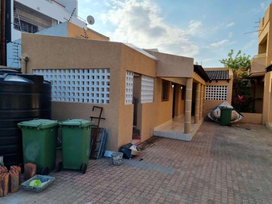 Vendo Moradia T5 de 2 Pisos na Sommerschield 2 Vista à Mar no 2°andar