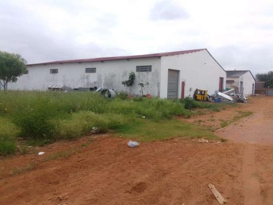 Armazém 450m² na Matola