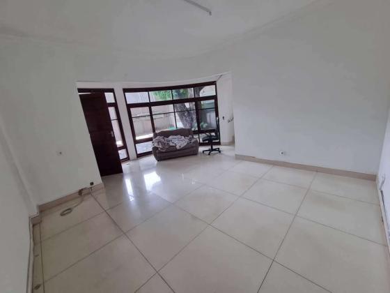 Arrenda-se Casa Tipo 8 na Mau tse Tung