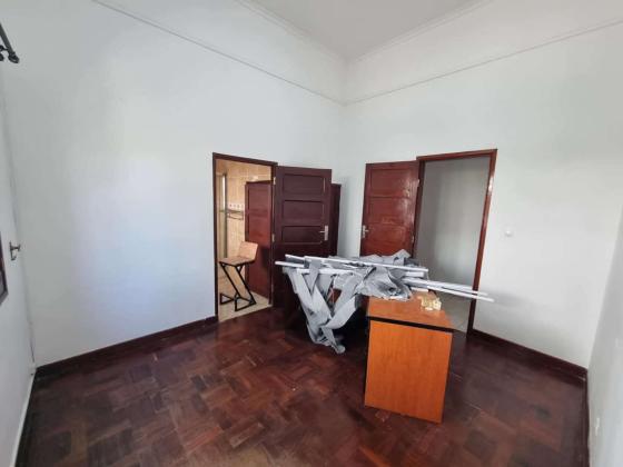 Arrenda-se Casa Tipo 8 na Mau tse Tung