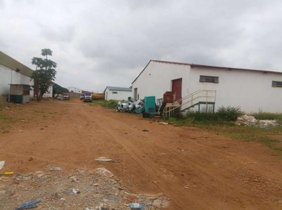 Vende-se Armazém com 900m² na Matola