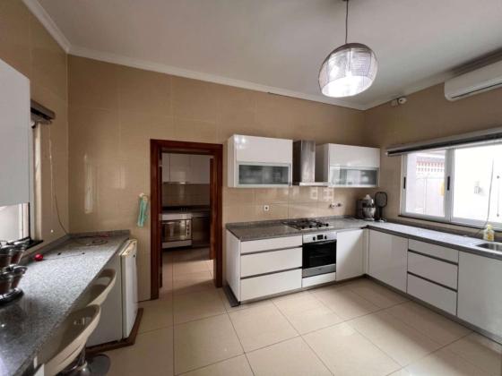 Vende-se Duplex T.4 Matola Cidade Bairro HANHANE