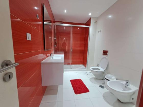 ARRENDA-SE COM MÓVEIS NO CONDOMÍNIO SHAPIRE AO LADO DO MINISTÉRIO DA SAÚDE APARTAMENTO TIPO 3, SUITE, WC COMUM A 110.000 MTS