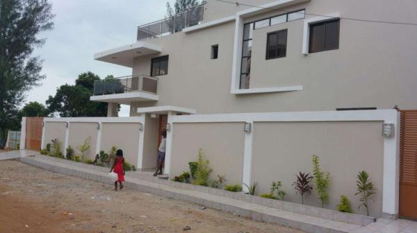 super jackpot---Vende-se moradia duplex T-5 quartos suites, Bairro da Sommerschield 2, na zona da Escola Portuguesa,a 17.500.000 MTS pouco negóciavel