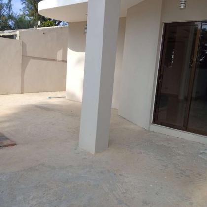 super jackpot---Vende-se moradia duplex T-5 quartos suites, Bairro da Sommerschield 2, na zona da Escola Portuguesa,a 17.500.000 MTS pouco negóciavel