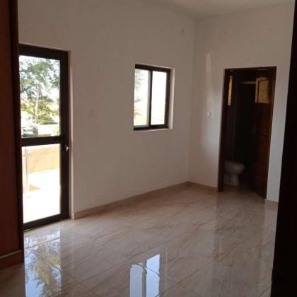 super jackpot---Vende-se moradia duplex T-5 quartos suites, Bairro da Sommerschield 2, na zona da Escola Portuguesa,a 17.500.000 MTS pouco negóciavel