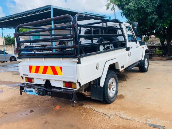 Toyota Land Cruiser HZ Cabine Simples