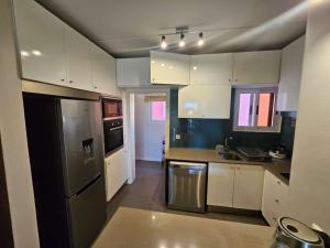 Vende-se luxuoso Apartamento T3 quarto suíte 2º andar com varanda, prédio organizado no condomín