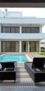 Arrenda-se Moradia Luxuosa, tipo4 no bairro da costa do sol triunfo 2