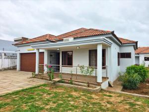 Arrenda-se Casa Tipo 4 na Matola