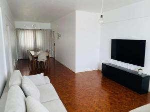 VENDE-SE APARTAMENTO T-3, 8° ANDAR COM ELEVADOR, NA AV. 24 JULHO C/ FRANCISCO O. MANGUMBUWE,  PERTO