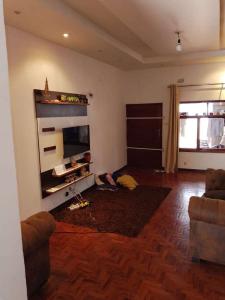 Arrenda-se casa tipo3, climatizada, água quente, 2WC's,  uma suíte bem espaçoso localizado no Cha