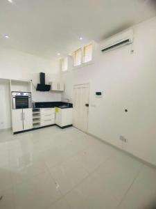 ARRENDA-SE DEPENDÊNCIA  TIPO 1 LUXUOSA PLACA ATRÁS DE UM PRÉDIO 
QUARTO ESPAÇOSO 
WC A 20.000 MT