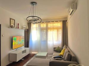 VENDE-SE NO ALTO MÃE, NOVO MUNDO FLAT TIPO- 1 + ANEXO 
 R/C,SALA AMPLA, G.FATO, COZINHA AMERICANA A