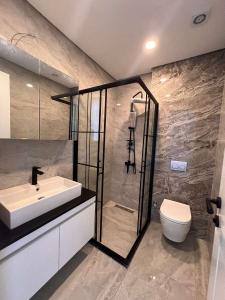 VENDE-SE  LUXUOSO APARTAMENTO T-4, 2 SUÍTES, COZINHA MODERNA EQUIPADA,, EDIFÍCIO NOVO, COM ACABAME