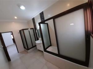IDEAL PRA ESCRITÓRIO OU RESIDÊNCIA ----ARRENDA-SE MORADIA T-10, 3 SUÍTES, 2 SALAS, NA SOMMERSCHIE