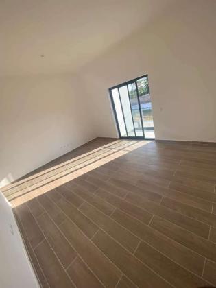 Vende-se Moradia Dúplex t3 suites num condomínio na costa do sol, dona alice