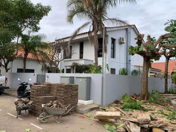 Vende-se luxuosa Moradia T3 com jardim e piscina no condomínio casa própria, bairro da Sommerchield
