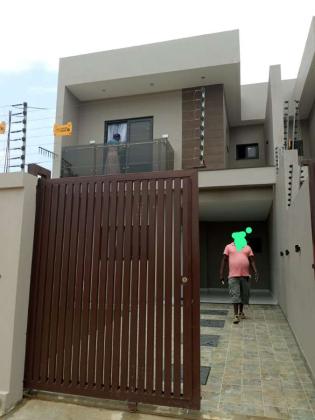 Vende-se vivenda duplex T3 com piscina em Mapulene - ADPP