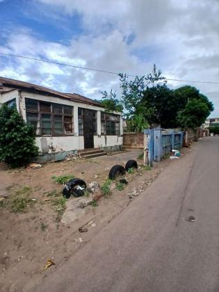 Vende-se ruina com 800m²(20×40) no Alto Maé