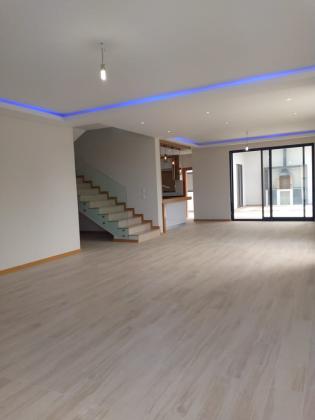 Vende-se Moradia, tipo5 no bairro da Costa do Sol Dona Alice
