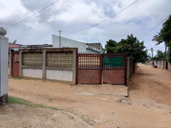 Vende-se está casa, tipo4 no bairro de laulane