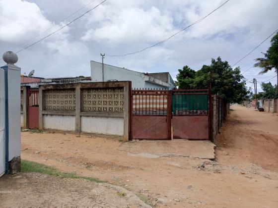 Vende-se está casa, tipo4 no bairro de laulane