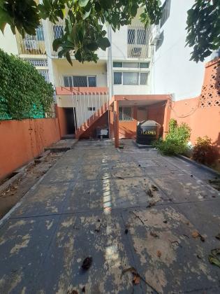 Arrenda se moradia triplex tipo 4 nova com suite no bairro da coop rua da frança