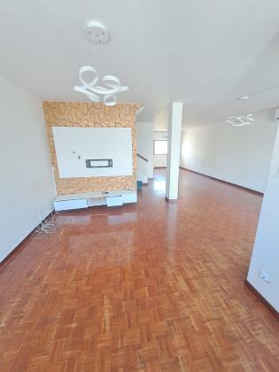 Arrenda se moradia triplex tipo 4 nova com suite no bairro da coop rua da frança