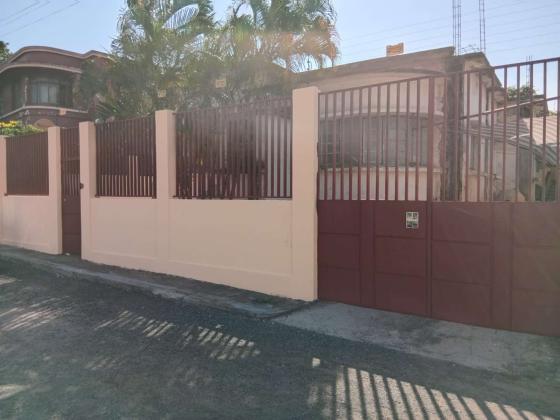 Vendo Moradia independente no Bairro central com Cave e dependência Luxuosa
